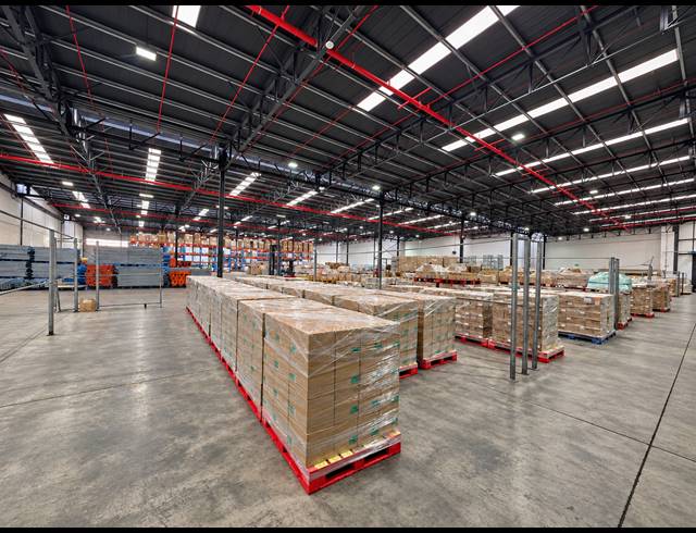 8,300M² WAREHOUSE TO LET IN ROBERTSHAM